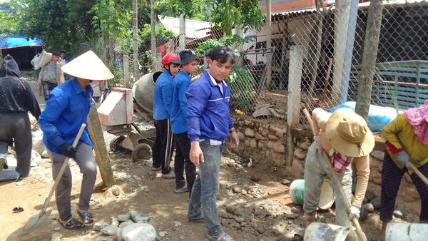 ĐOÀN XÃ BA XA RA QUÂN GIÚP NHÂN DÂN LÀM ĐƯỜNG BÊ TÔNG NÔNG THÔN