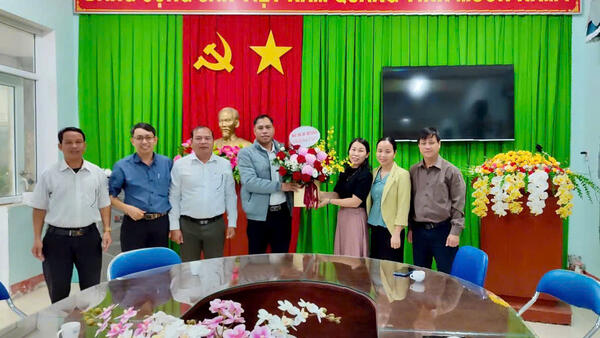 LÃNH ĐẠO XÃ BA XA THĂM VÀ CHÚC MỪNG CÁC TRƯỜNG NHÂN NGÀY NHÀ GIÁO VIỆT NAM 20/11