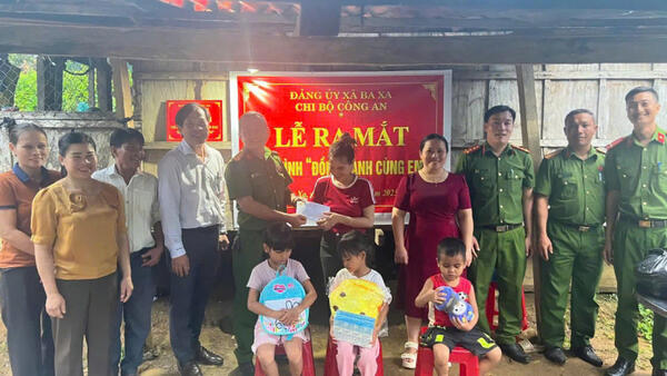 Ngày 14/10/2025, Chi bộ Công an xã Ba Xa đã ra mắt mô hình “Đồng hành cùng em”